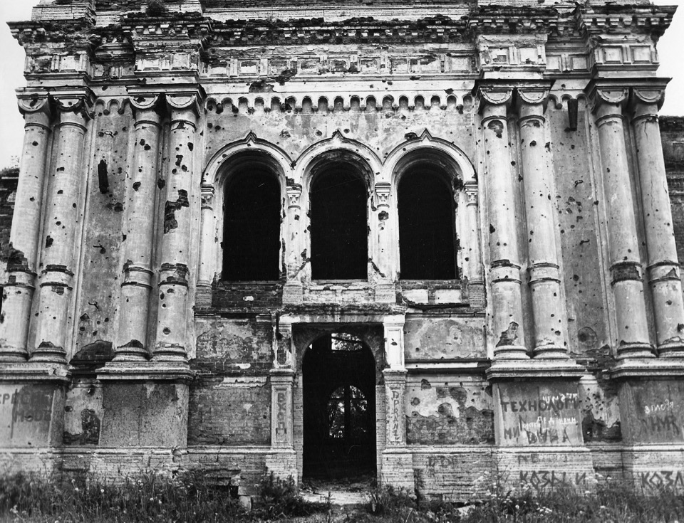 Южный фасад, фрагмент основного объема.