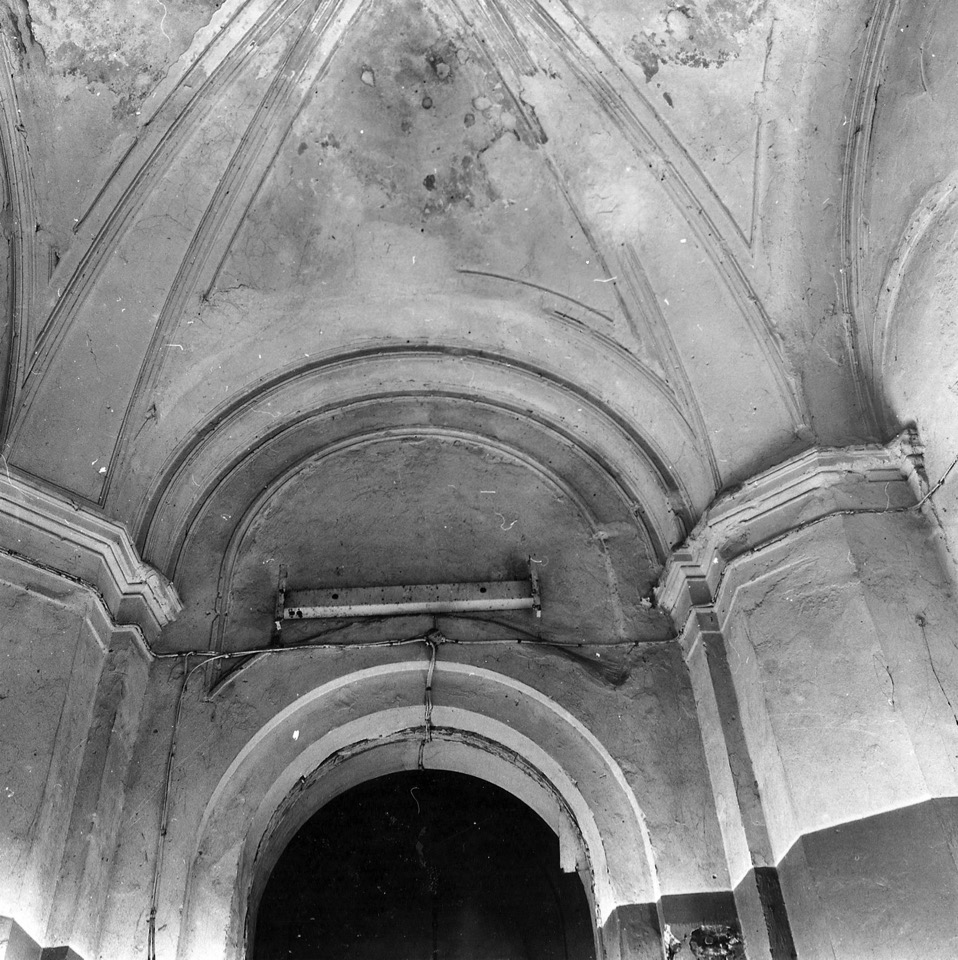 Паперть, восточная сторона.