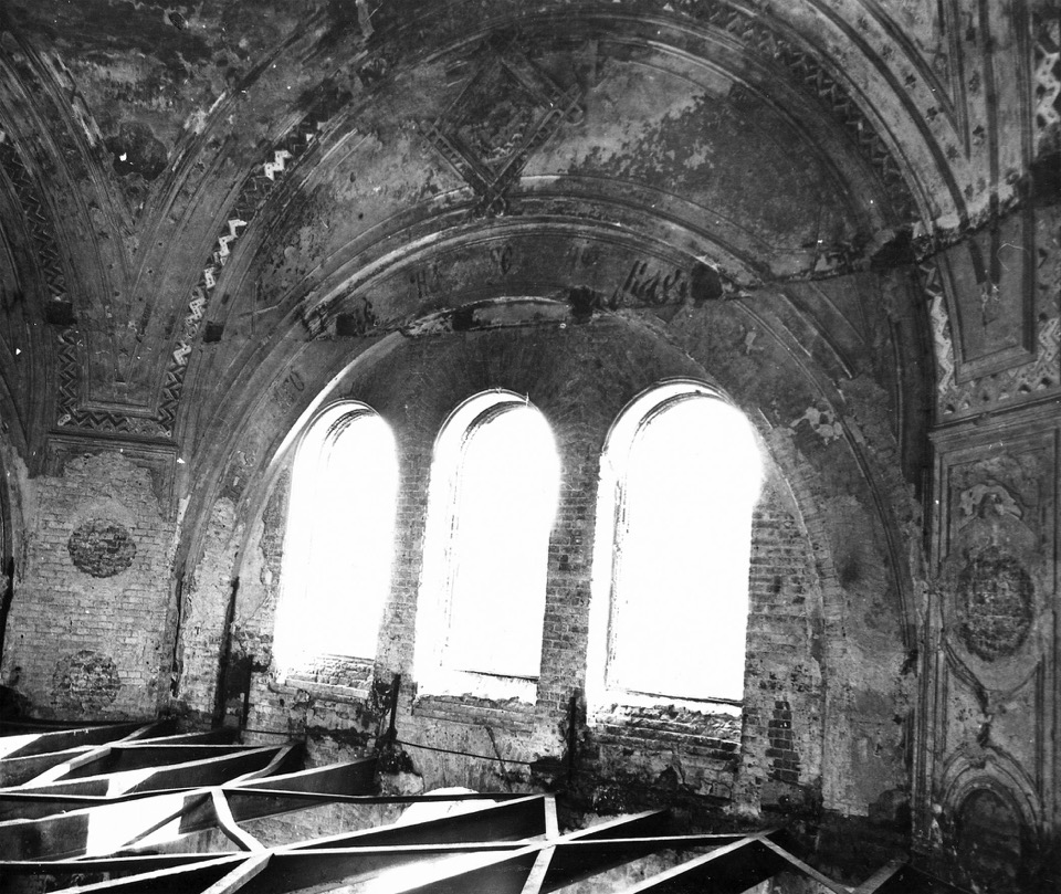 Южная сторона основного объема, оконные проемы.